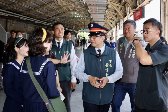 台南車站月台上黃偉哲與民眾互動