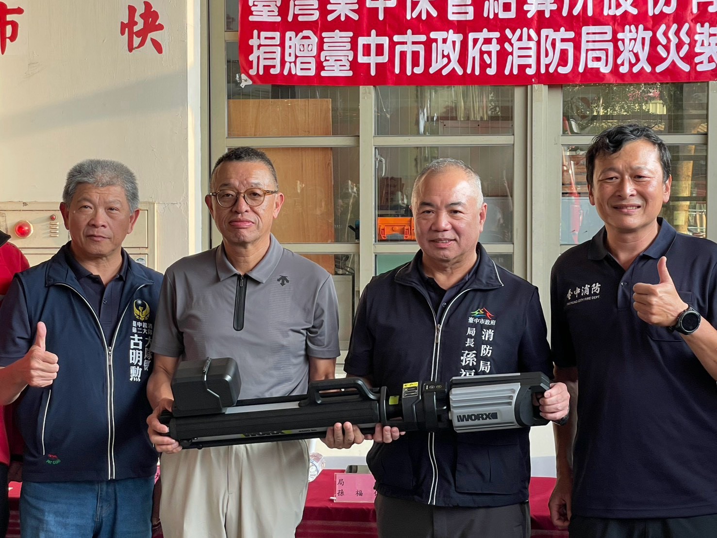 捐贈儀式展示伸縮工作照明設備;本次共捐出7具照明塔燈