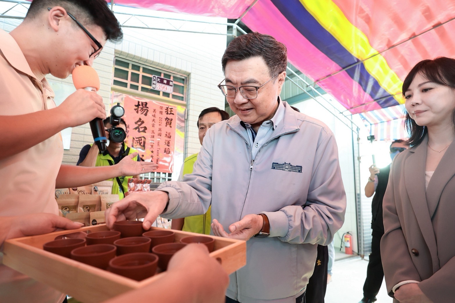 卓榮泰於訪視活動中接觸米食產品,政策焦點包含青農品牌與產銷鏈