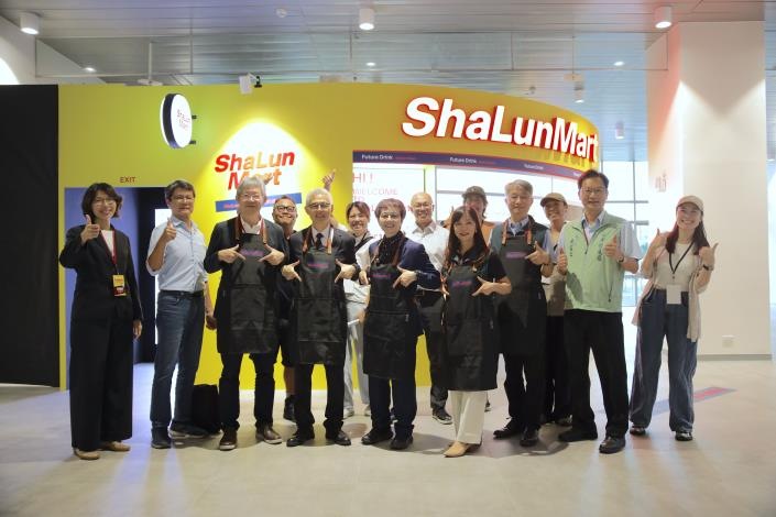ShaLunMart未來便利商店展場前合影;這是政策互動展示,不是一般零售超商開幕。
