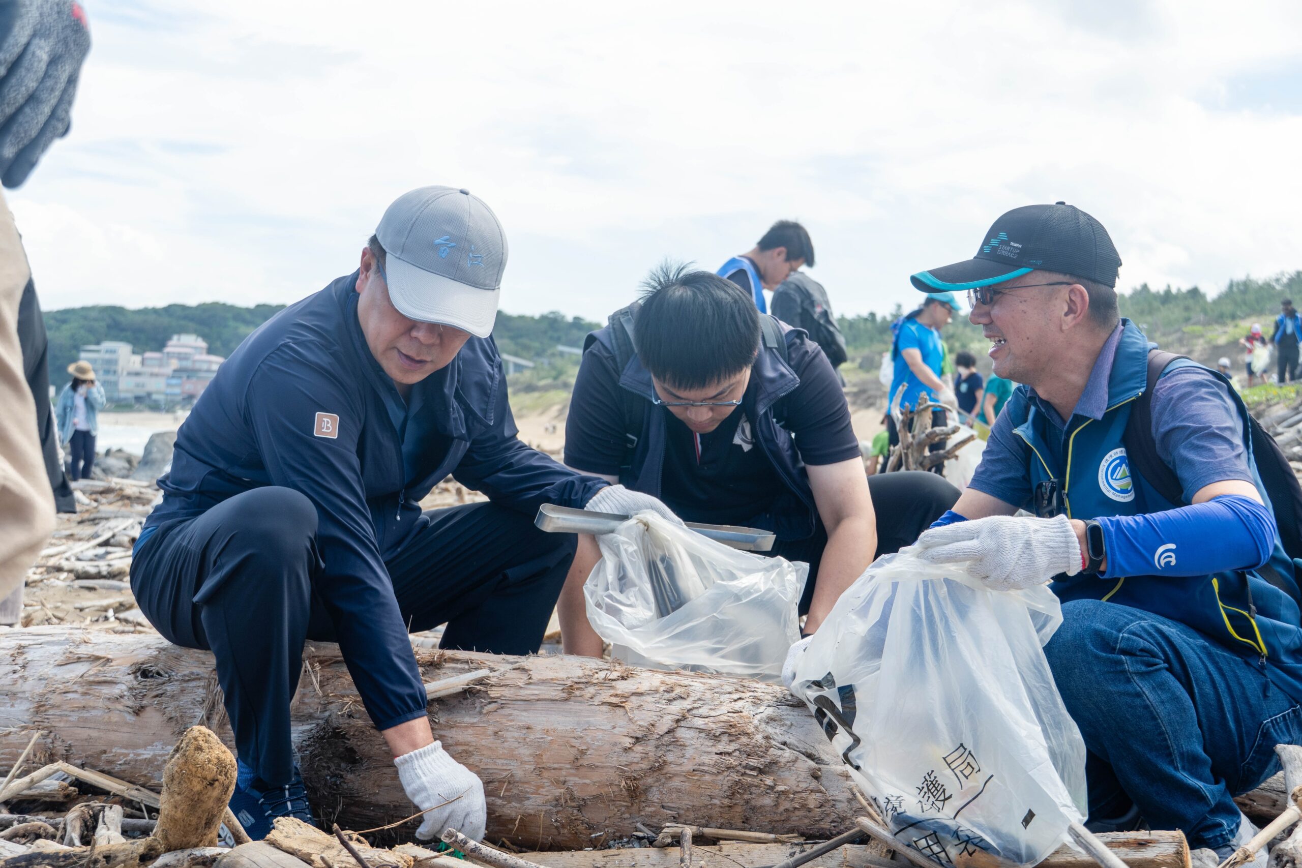彭啓明部長率同本部同仁實地參與淨灘,拾撿白沙灣沙灘上的海岸廢棄物。 10月17日活動資料照,非10月22日現場。