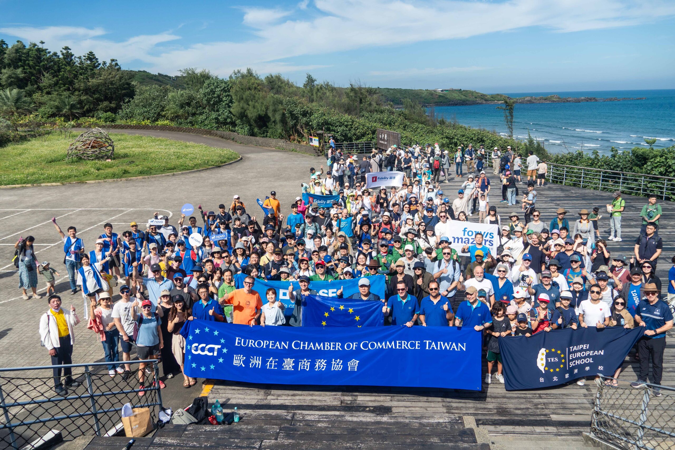 本部與歐洲在臺商務協會(ECCT)、歐洲經貿辦事處(EETO)及台北歐洲學校(TES)於白沙灣淨灘活動大合照。 10月17日活動資料照，非10月22日現場。