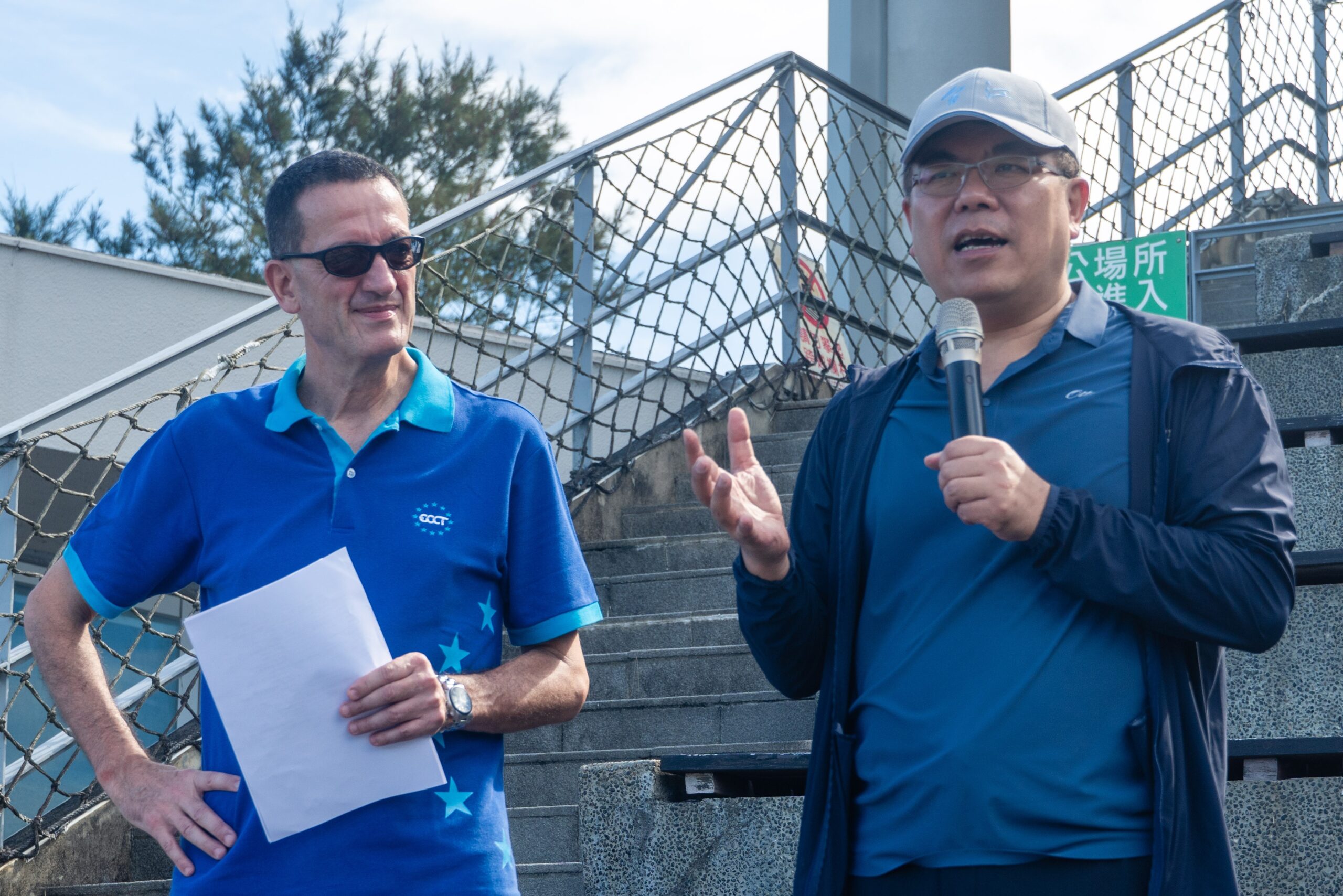 彭啓明部長於白沙灣淨灘活動致詞，鼓勵大家一起守護海岸環境。 10月17日活動資料照，非10月22日現場。