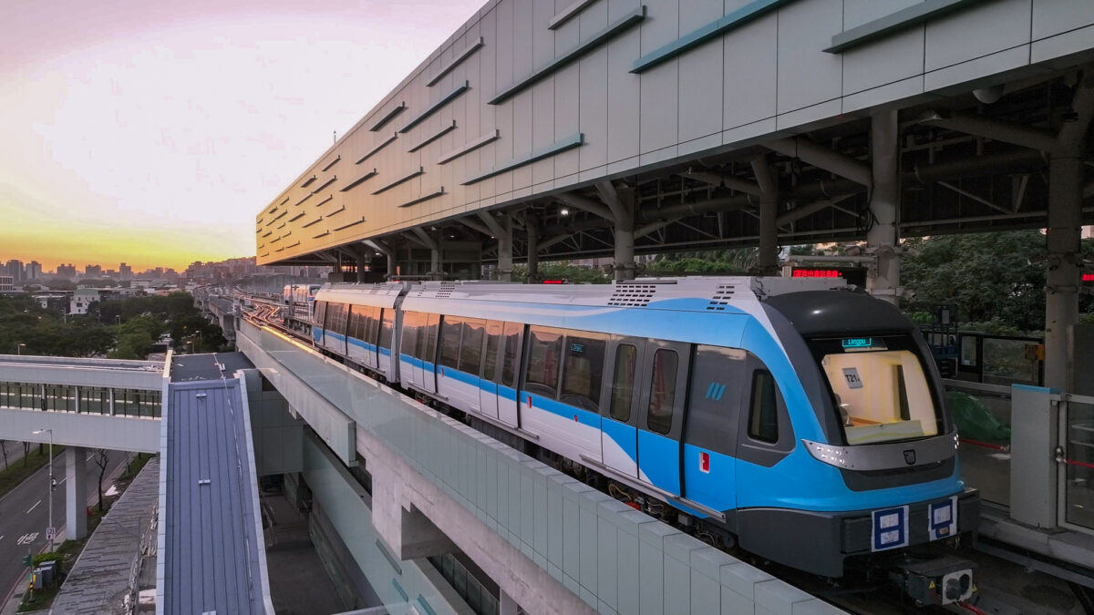 三鶯線列車與車站外觀