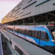 三鶯線列車與車站外觀
