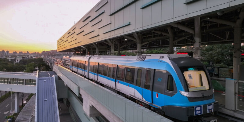 三鶯線列車與車站外觀