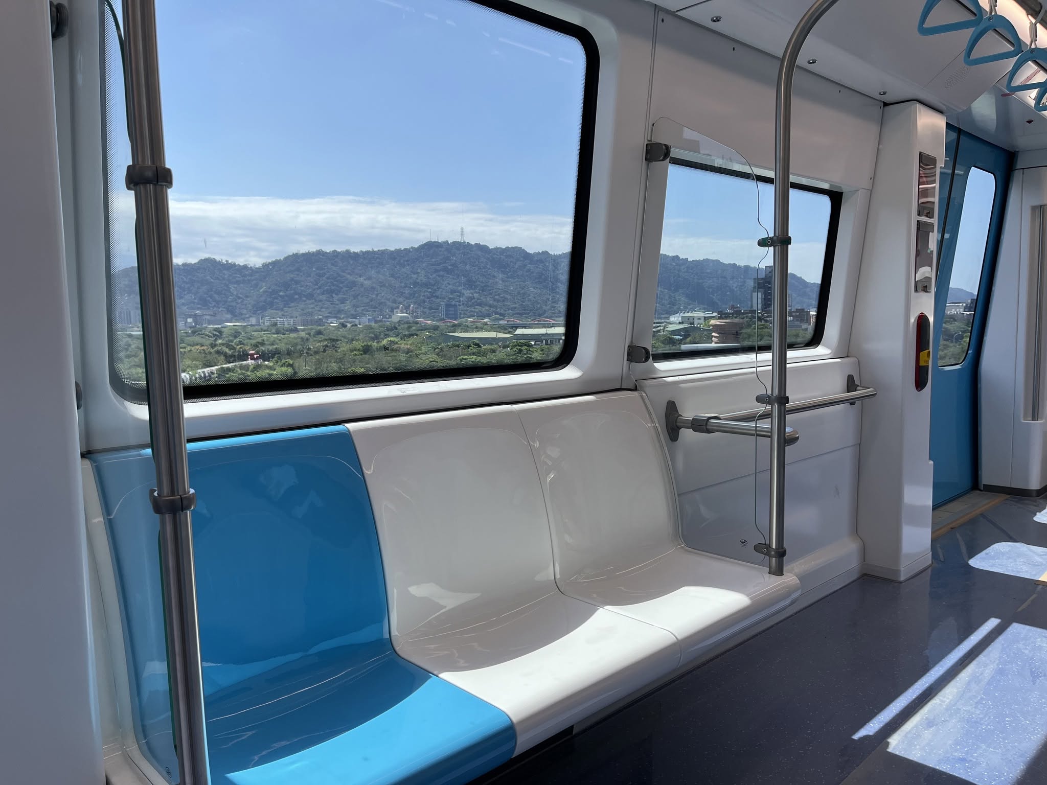 三鶯線列車車廂與窗外景觀