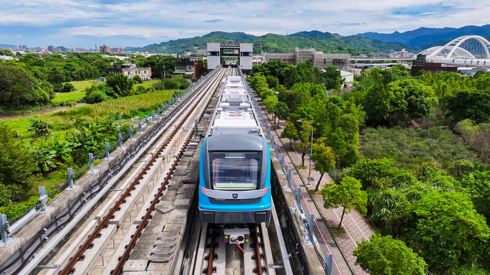 三鶯線列車行駛於高架軌道