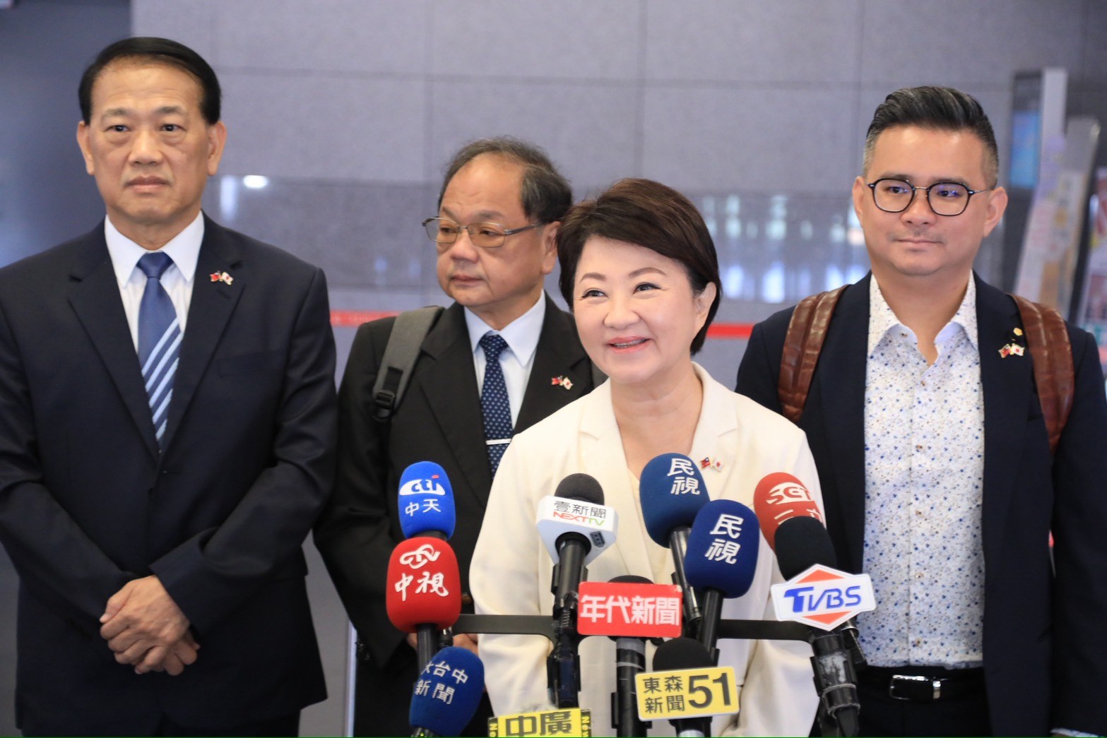 盧秀燕在台中國際機場受訪,說明沖繩行程。
